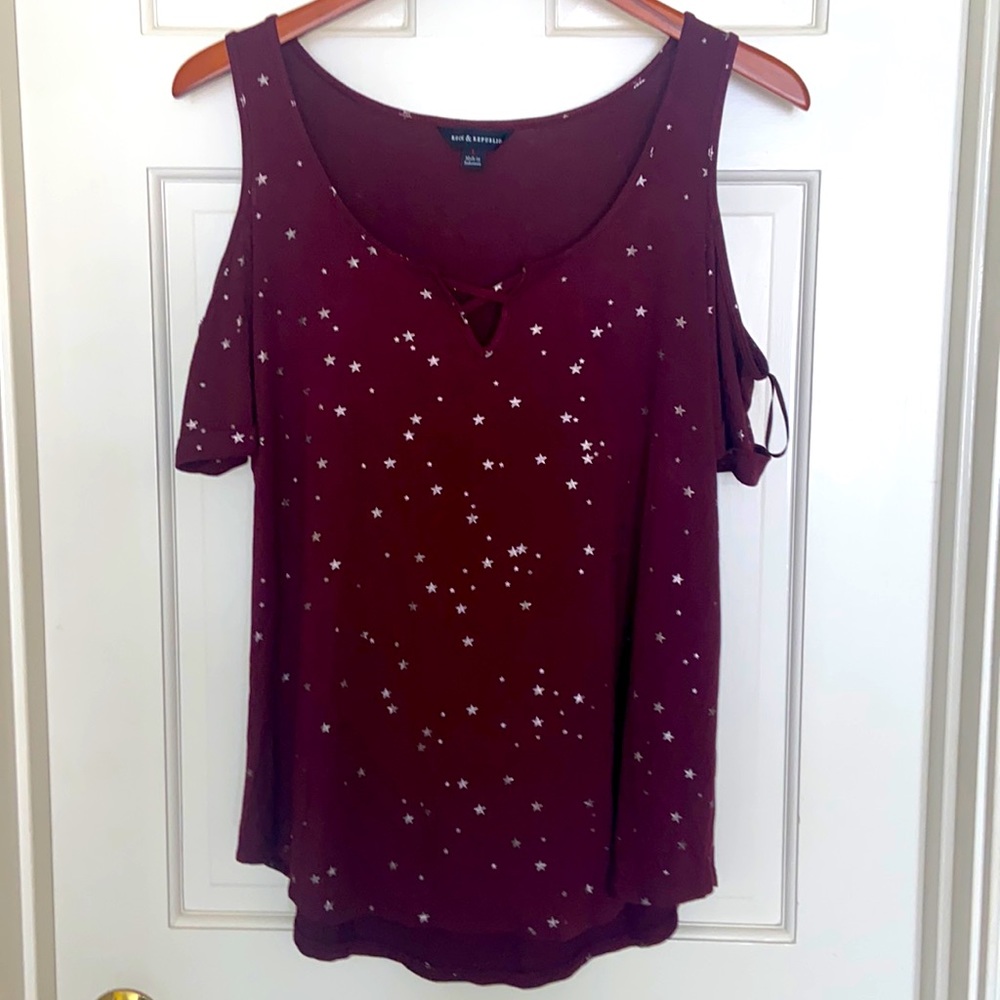 Rock & Republic Maroon & Silver Stars ⭐️ Cold Shoulder Short Sleeve Tee Shirt